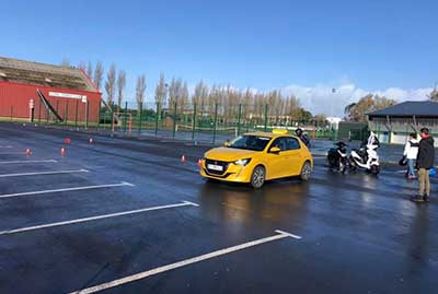 Nouvelles voitures Peugeot en jaune