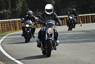 3 motocyclistes sur une piste