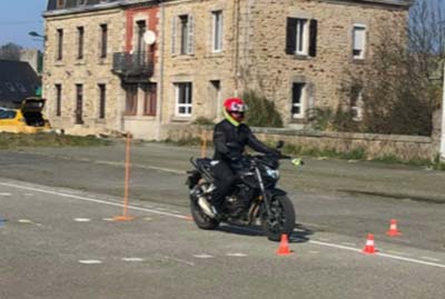 Motocycliste lors d'un test de conduite